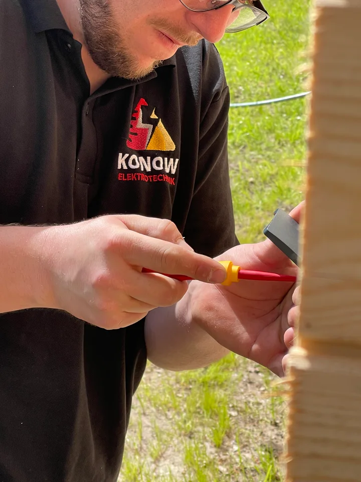 Kevin Konow bei elektrotechnischen Arbeiten