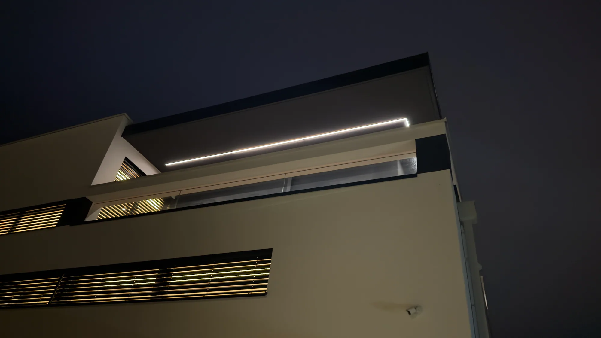 Fassade der Stadtvilla mit Beschattung und integrierter Lichtlinie