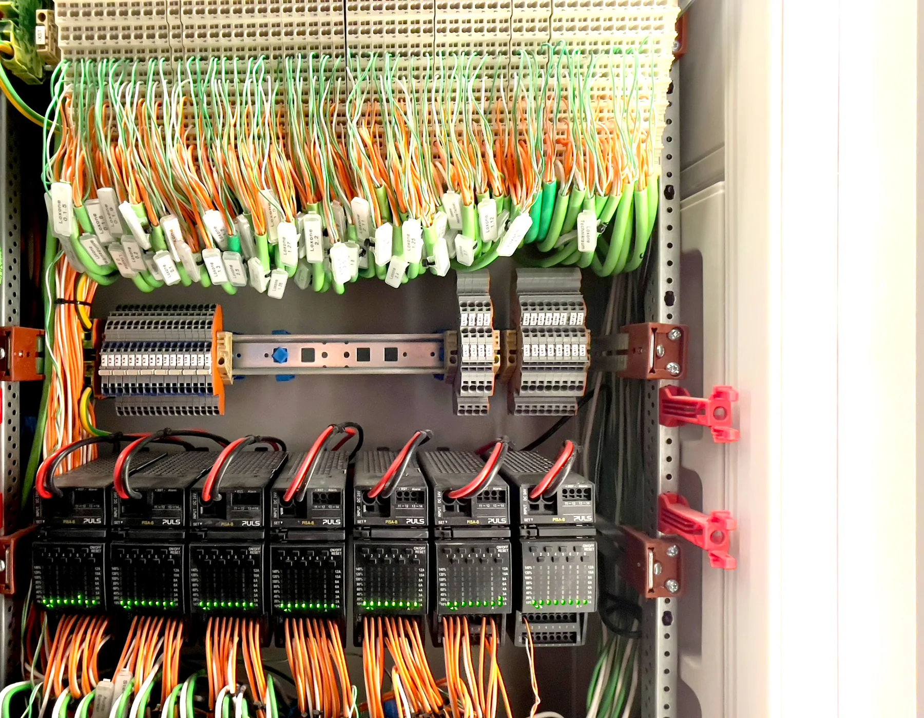 Beschrifteter und sauber verdrahteter Klemmraum einer Elektroverteilung