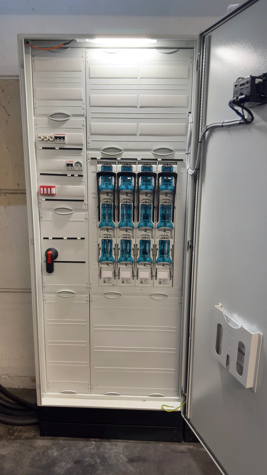 Innenansicht der neu aufgebauten Energieverteilung