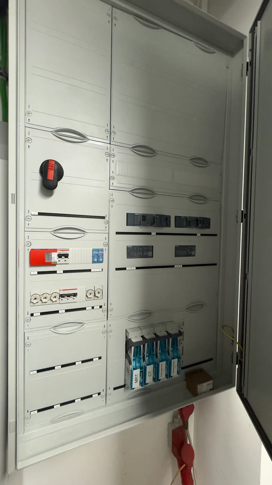 Neuer Schaltschrank zur Steuerung von MRT und CT