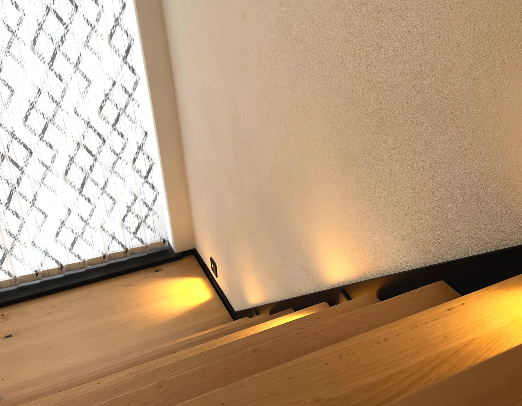 Indirekt beleuchtete Treppe mit moderner Lichtsteuerung